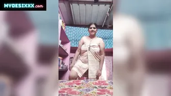 Mature bhabhi showing ass hairy pussy